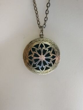 Aromatherapy Essential Oil Filigree Round Locket Necklace